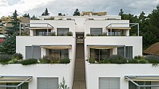 Dvojice rodinných dom v praské Kri vyrstá z prudkého svahu a reaguje na...