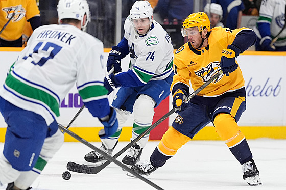 Jonathan Marchessault (vpravo) z Nashvillu proti dvojici Jake Debrusk (74) a...