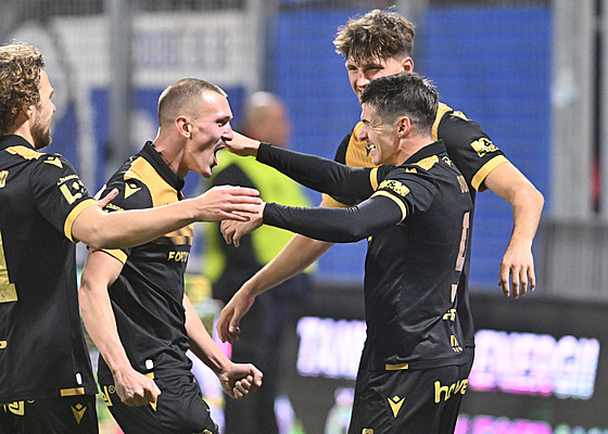 Ostravtí fotbalisté jásají po jednom z gól na hiti Pardubic.
