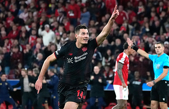 Patrik Schick z Leverkusenu oslavuje sv�j gól na h�i�ti Benfiky.