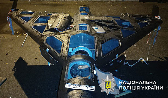 Ticetiletý Kyjevan peváel na stee svého auta nepátelský dron typu áhed,...