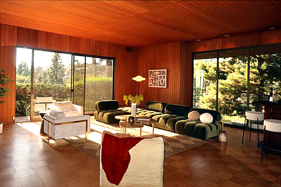 Pro obývací pokoj jsou p�ízna�né teplé tóny obklad� z �erveného d�eva. 