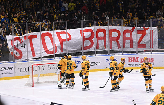 STOP BARÁ�I! Transparent zlínských fanou�k� p�ed utkáním se Vsetínem.