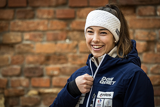 Skeletonistka Anna Fernstädtová pózuje fotografm na tiskové konferenci ped...