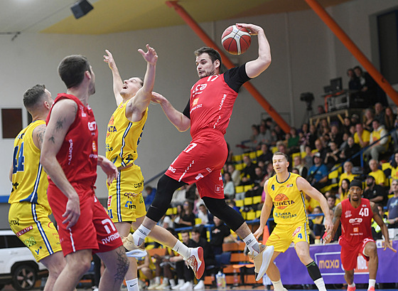 Jaromír Boha�ík z Nymburka chytá mí� b�hem utkání se Slunetou Ústí nad Labem.