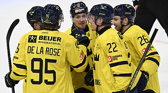 �véd�tí hokejisté slaví gól proti �výcar�m.