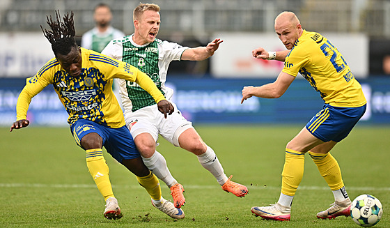 Jablonecký Filip Zorvan bojuje proti zlínské pesile.