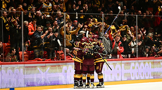 Jihlavtí hrái slaví gól proti Slavii.