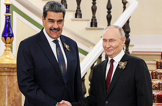 Ruský prezident Vladimir Putin a venezuelský prezident Nicolas Maduro si...