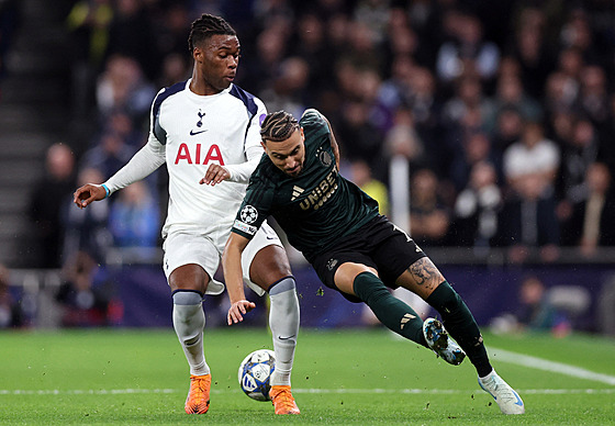 Destiny Udogie z Tottenhamu (vlevo) bhem utkání Ligy mistr s Kodaní.