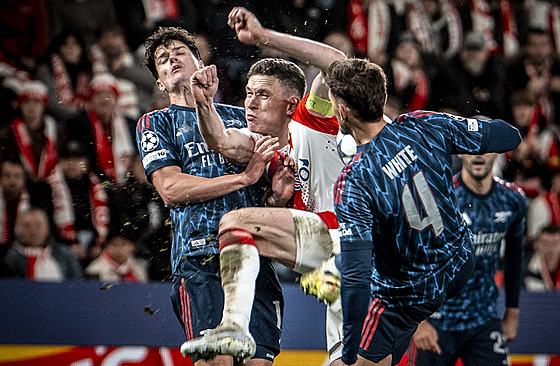 Slávistický kapitán Provod v hlavikovém souboji s obránci Arsenalu.