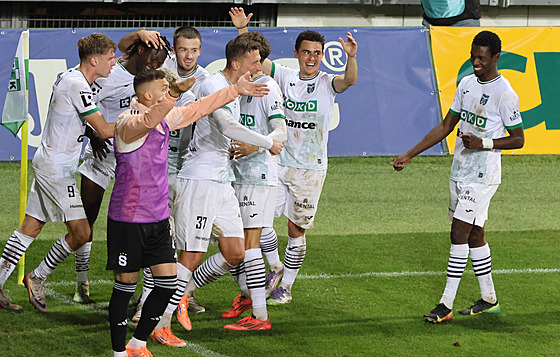Karvintí fotbalisté se radují z gólu, který vstelili Spart.