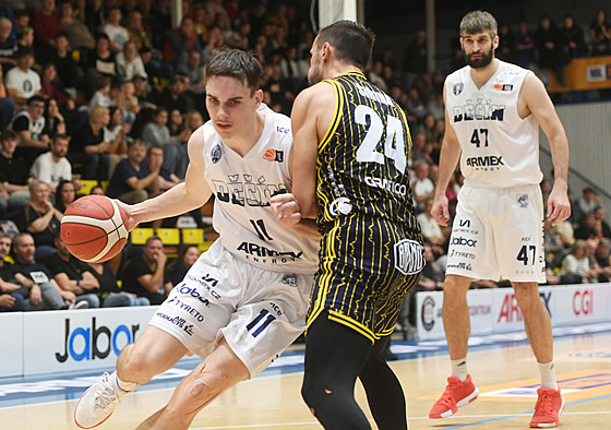 D��ínský Michal Grill se sna�í p�ejít p�es Jakuba �i�inu z Opavy.