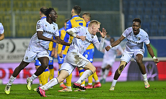 Fotbalisté Plzn se radují z gólu Václava Jemelky v 8. minut nastaveného asu.