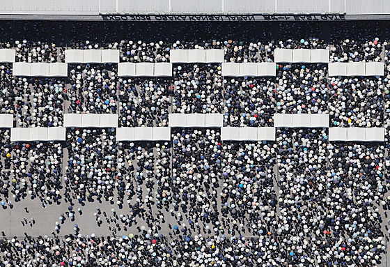 Letecká fotografie zachycuje velké mnoství návtvník, kteí se shromádili...