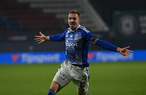 Olomoucký úto�ník Daniel Va�ulín se raduje z gólu proti Pardubicím.