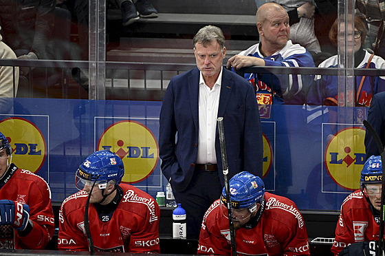 Zadumaný trenér Radim Rulík na �eské st�ída�ce