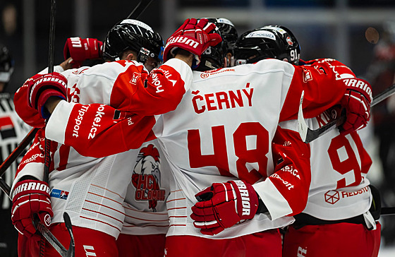 Tomá erný z HC Olomouc dává gól do sít Vítkovic.