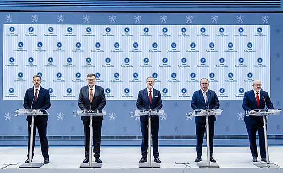 Mimo�ádná sch�ze vlády, projednání demise vlády,. Strakova akademie. Zleva Vít...