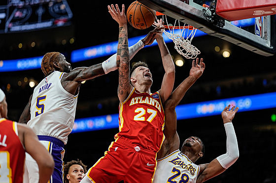 Vít Krej�í ská�e ke ko�i LA Lakers.