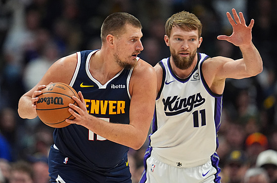 Nikola Joki� se sna�í uniknout z dosahu Domantase Sabonise ze Sacramento Kings.