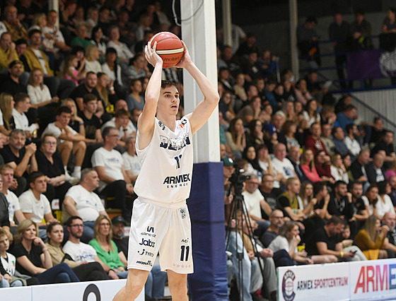 D��ínský k�ídelník Michal Grill b�hem utkání s Olomouckem.