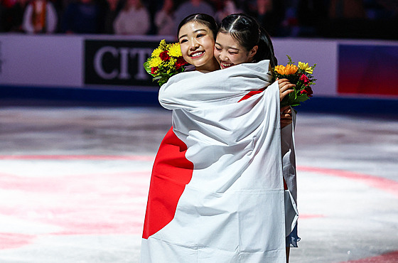 NYNÍ KAMARÁDKY, ZA CHVÍLI U RIVALKY. Mone ibová (vlevo) v objetí se svou...