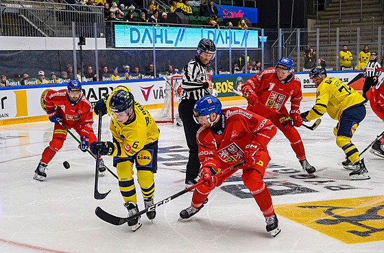 Isac Hedqvist bojuje o puk s Marianem Adámkem.