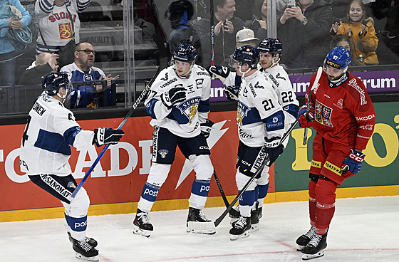 Fin�tí hokejisté se radují z gólu proti �esku.