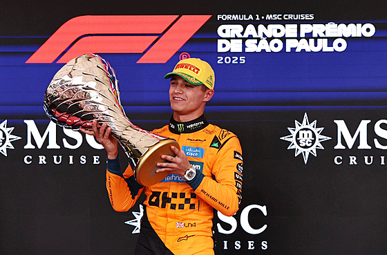 Lando Norris na stupních vít�z� s trofejí pro vít�ze Velké ceny Brazílie.