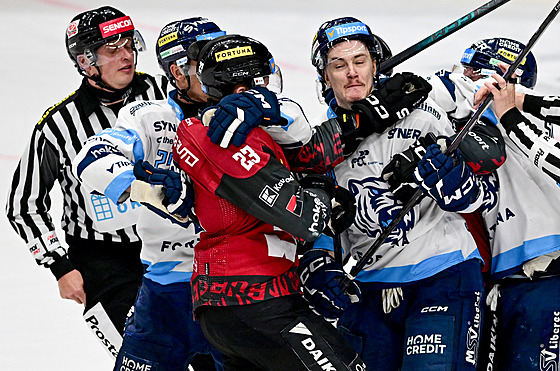 Hromadná strkanice mezi hokejisty Sparty a Liberce.