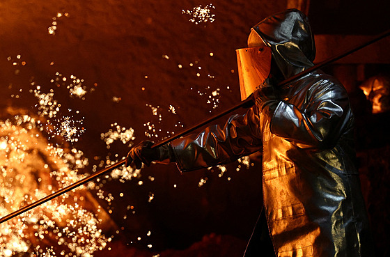 Ocelá� uprost�ed jisker surového �eleza vycházejících z vysoké pece v ocelárn�...