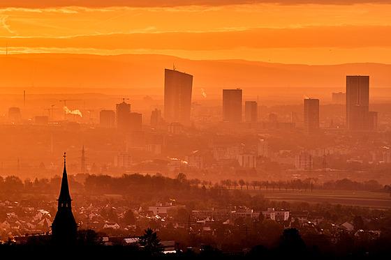 Budovy bankovní tvrti ve Frankfurtu nad Mohanem. Nmecku se ekonomicky stále...