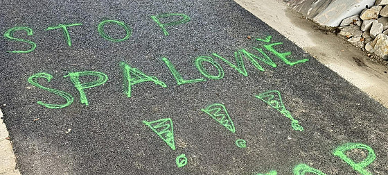 Hned v den otev�ení cyklostezky na ni neznámý vandal nasprejoval nápis.