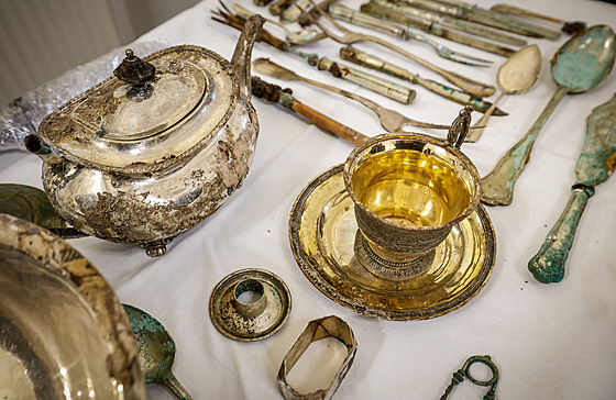 Rodinné st�íbro, dlouhé zbran� a lahve vína pat�ily rodin� Liebieg�. (3....