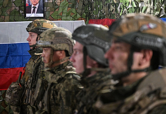 Vojáci ruské pr�zkumné jednotky dostávají ocen�ní za svoji ú�ast v bojích o...