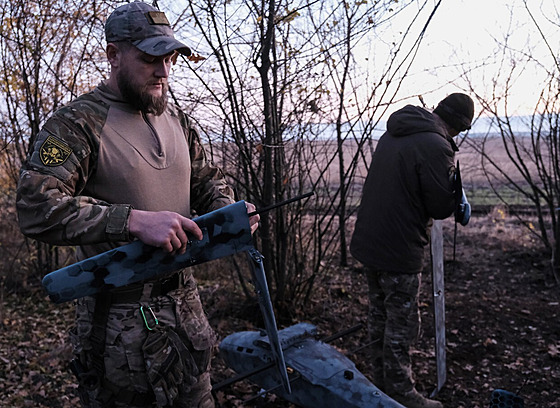 lenové ukrajinské policie pipravují dron na frontové linii v Pokrovsku. (2....