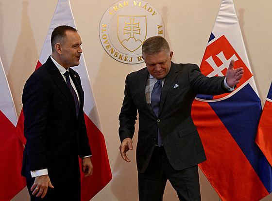 Slovenský premiér Robert Fico p�ivítal v Bratislav� polského prezidenta Karola...