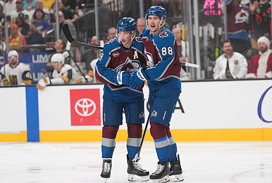 Útoník Martin Neas (vpravo) a obránce Cale Makar  slaví gól Colorada proti...