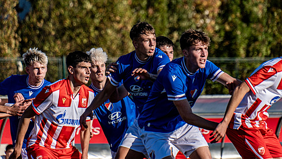 Fotbalisté devatenáctky Baníku v zápase v Blehrad.