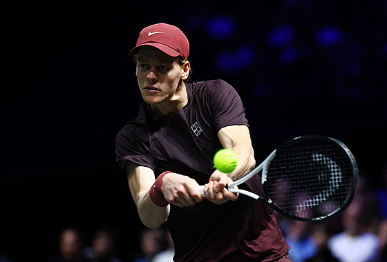 Jannik Sinner hraje bekhend v semifinále turnaje v Paíi.