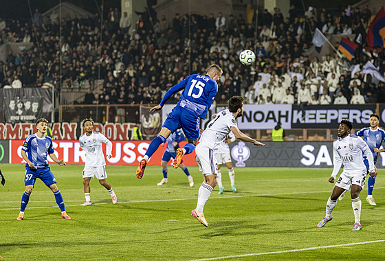 Daniel Va�ulín hlavi�kuje v pokutovém území Noahu.