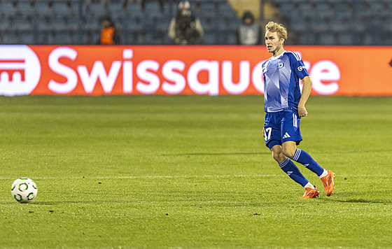 Michal Beran sleduje balón v utkání proti Noahu.