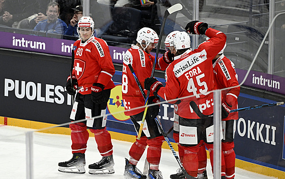 �výcar�tí hrá�i slaví branku proti Finsku.