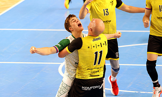 Brn�nské libero Daniel Waclaw a sme�a� David Jank� se radují z bodu.