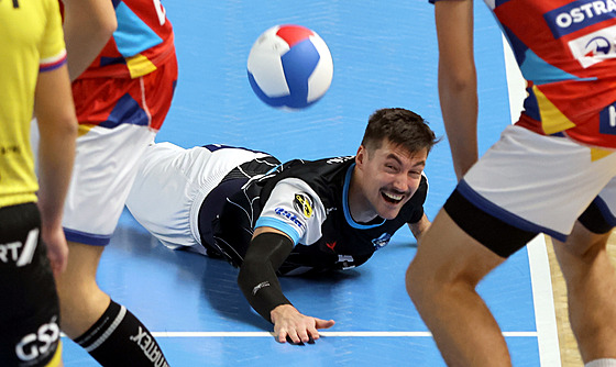 Libero ostravských volejbalist� Jakub Moty�ka vybírá ulívku brn�nských...