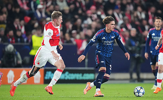 David Zima nahání mladíka z Arsenalu Maxe Dowmana.