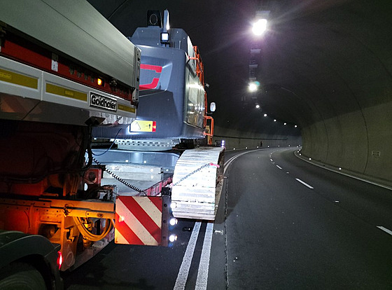 Dv� hodiny byl uzav�en tunel H�ebe� kv�li nehod� osobního auta a nadm�rného...