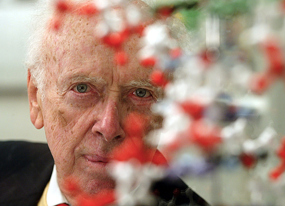 V�dec James Watson, který pomohl objevit struktury DNA.