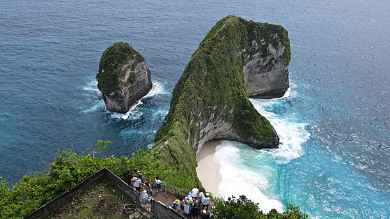Útes Kelingking na ostrov� Nusa Penida v provincii Bali v Indonésii (14. února...